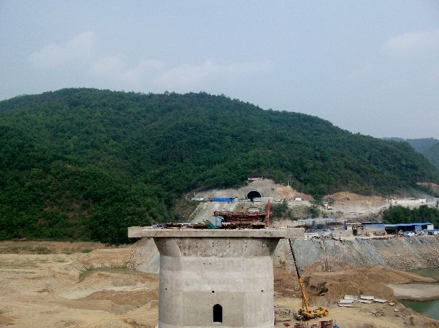 公司承建兰渝铁路龙池山隧道出口突破2000米