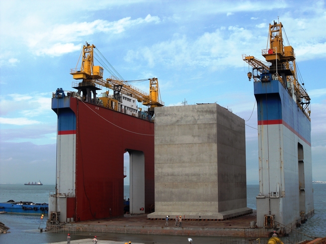 First Caisson Successfully Transported off Shore for Phase I of SDIC Meizhou Bay Coal Terminal Project Being built by CCCC-FHEC