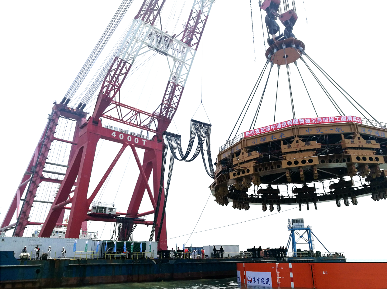 深中通道西人工岛首个钢圆筒顺利振沉