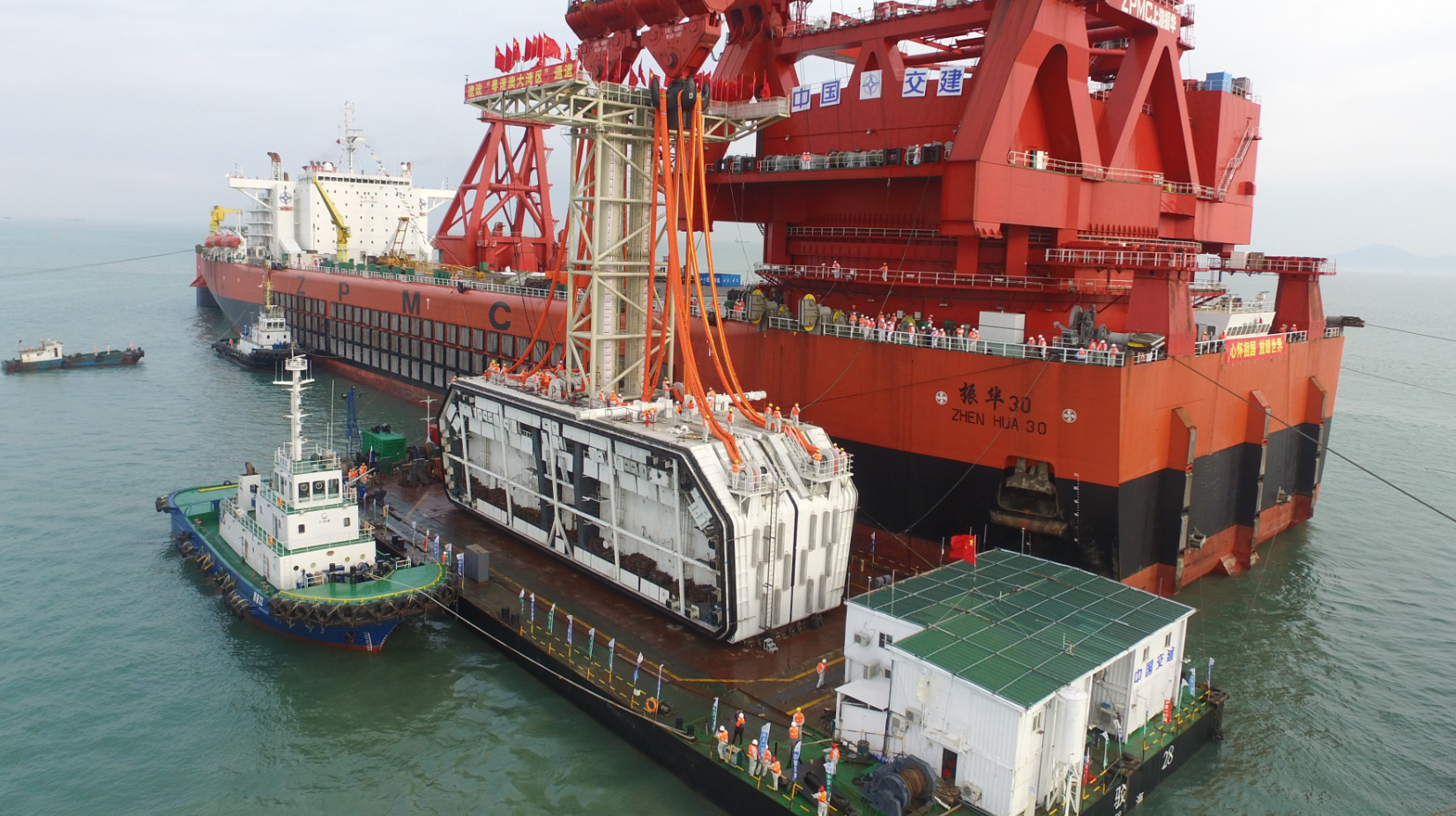 港珠澳大桥海底隧道最终接头安装成功