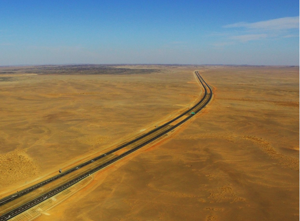 世界最长沙漠公路京新高速全线通车