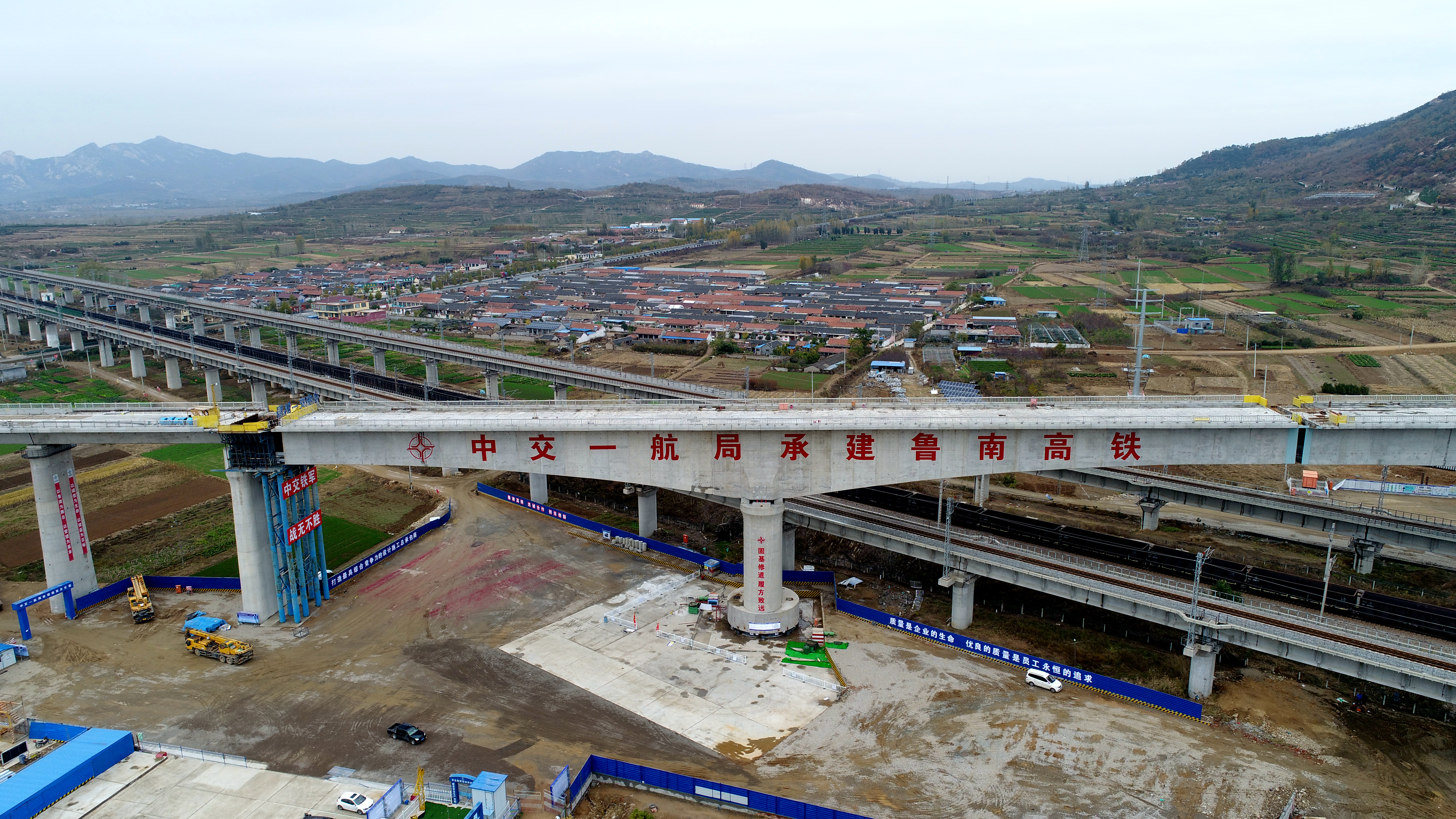 定位鲁南！全国双线高速铁路最大跨度双T构连续梁成功转体