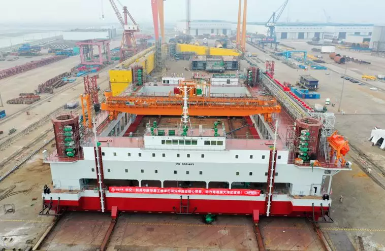 公司研发的世界最大最先进碎石铺设整平船成功下水