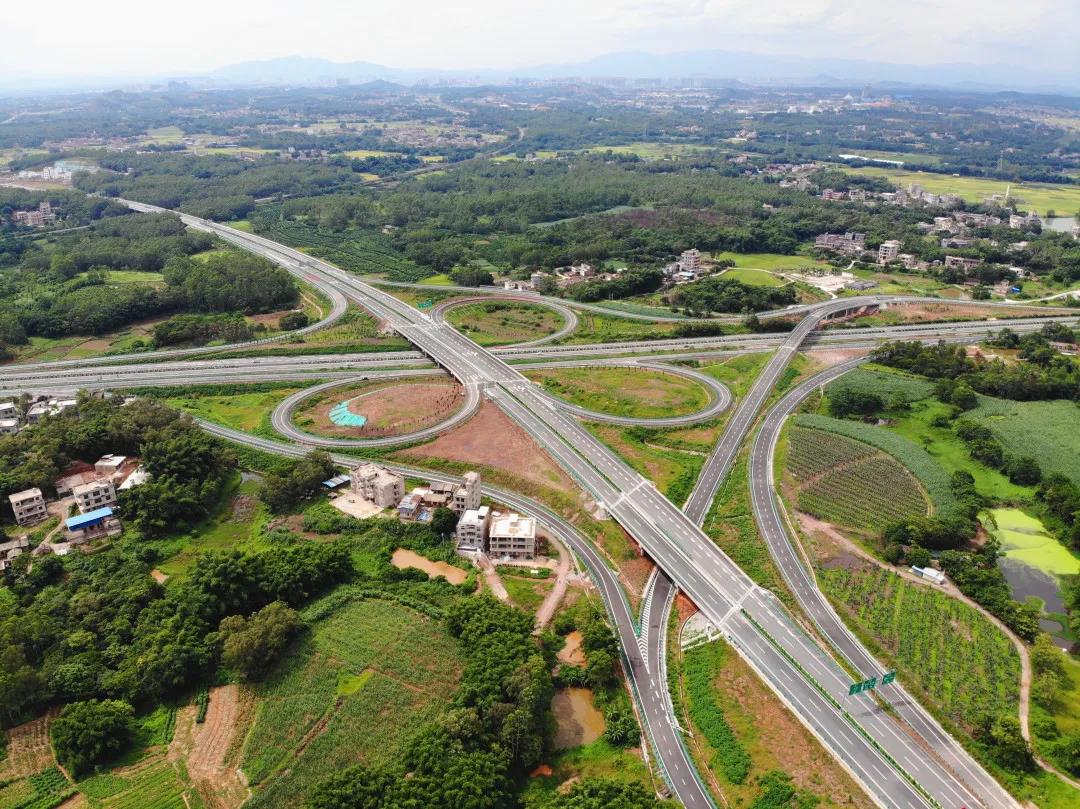 公司投资建设的玉林至湛江高速公路（广西段 ）正式通车运营